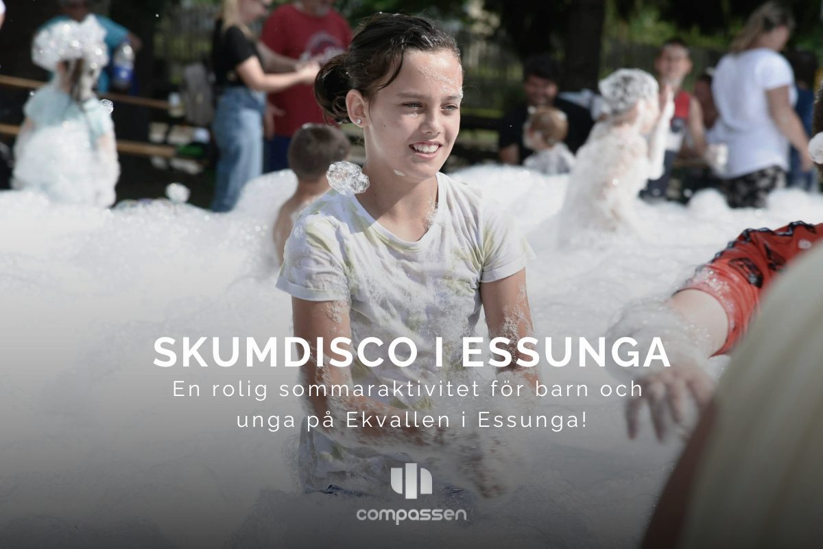 Barn och unga leker och dansar i ett stort skumparty utomhus på Ekvallen i Essunga under en sommaraktivitet arrangerad av Compassen.