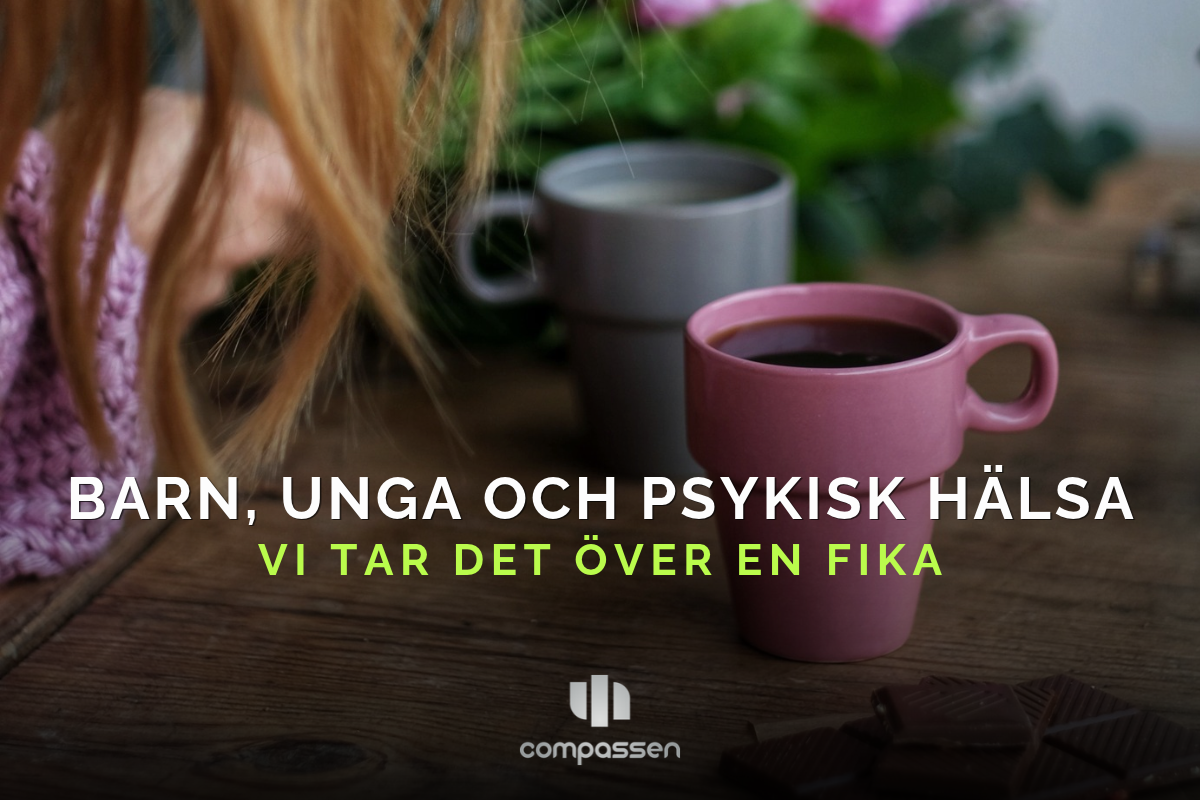 Två kaffekoppar på ett bord, en rosa och en grå. På bilden står texten ”Barn, unga och psykisk hälsa – vi tar det över en fika”.