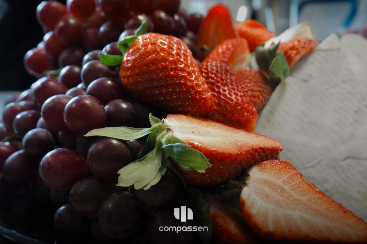 Exotisk planka med jordgubbar, vindruvor och ost inför Compassens årsmöte 2026.