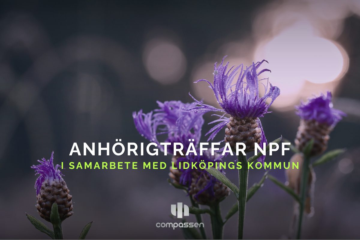 Lila blommor med texten Anhörigträffar NPF i samarbete med Lidköpings kommun.