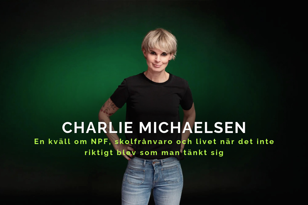 Charlie Michaelsen står framför en mörkgrön bakgrund. Bilden har texten ”Charlie Michaelsen – En kväll om NPF, skolfrånvaro och livet när det inte riktigt blev som man tänkt sig”.