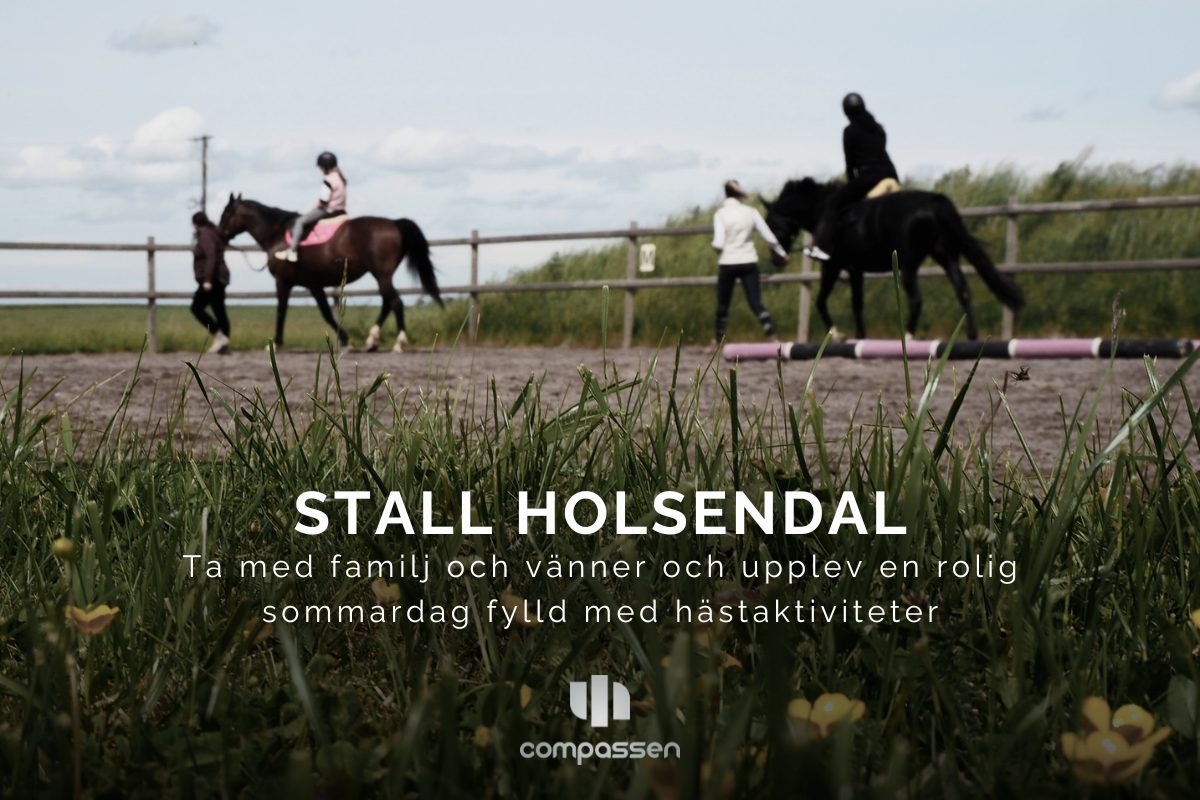 Barn och ledare rider hästar på en ridbana vid Stall Holsendahl under en sommardag. I förgrunden syns gräs och blommor och över bilden finns text om hästaktiviteter arrangerade av Compassen.