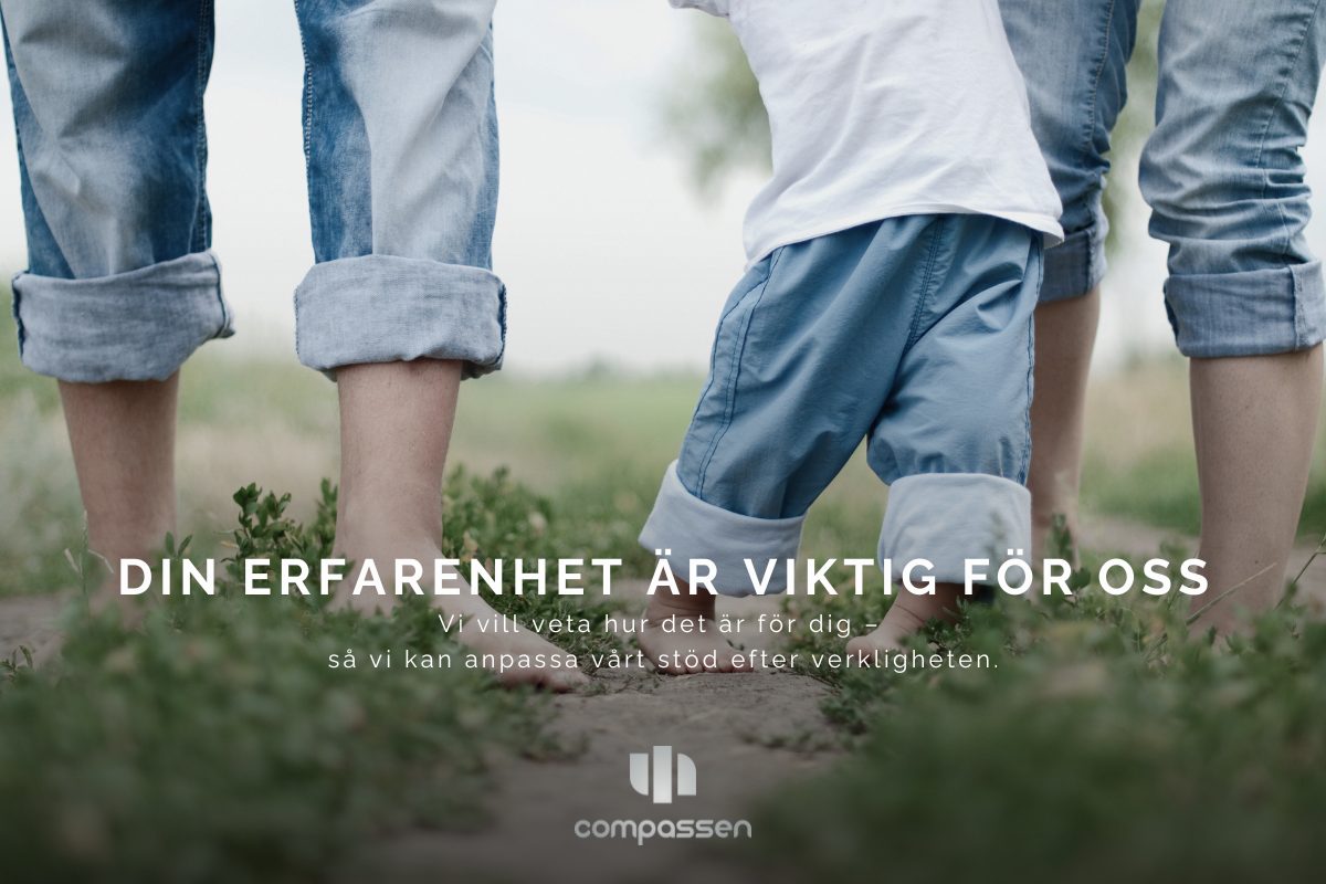 Fötter på en stig utomhus – barn och vuxna tillsammans i naturen som symbol för stöd och gemenskap.