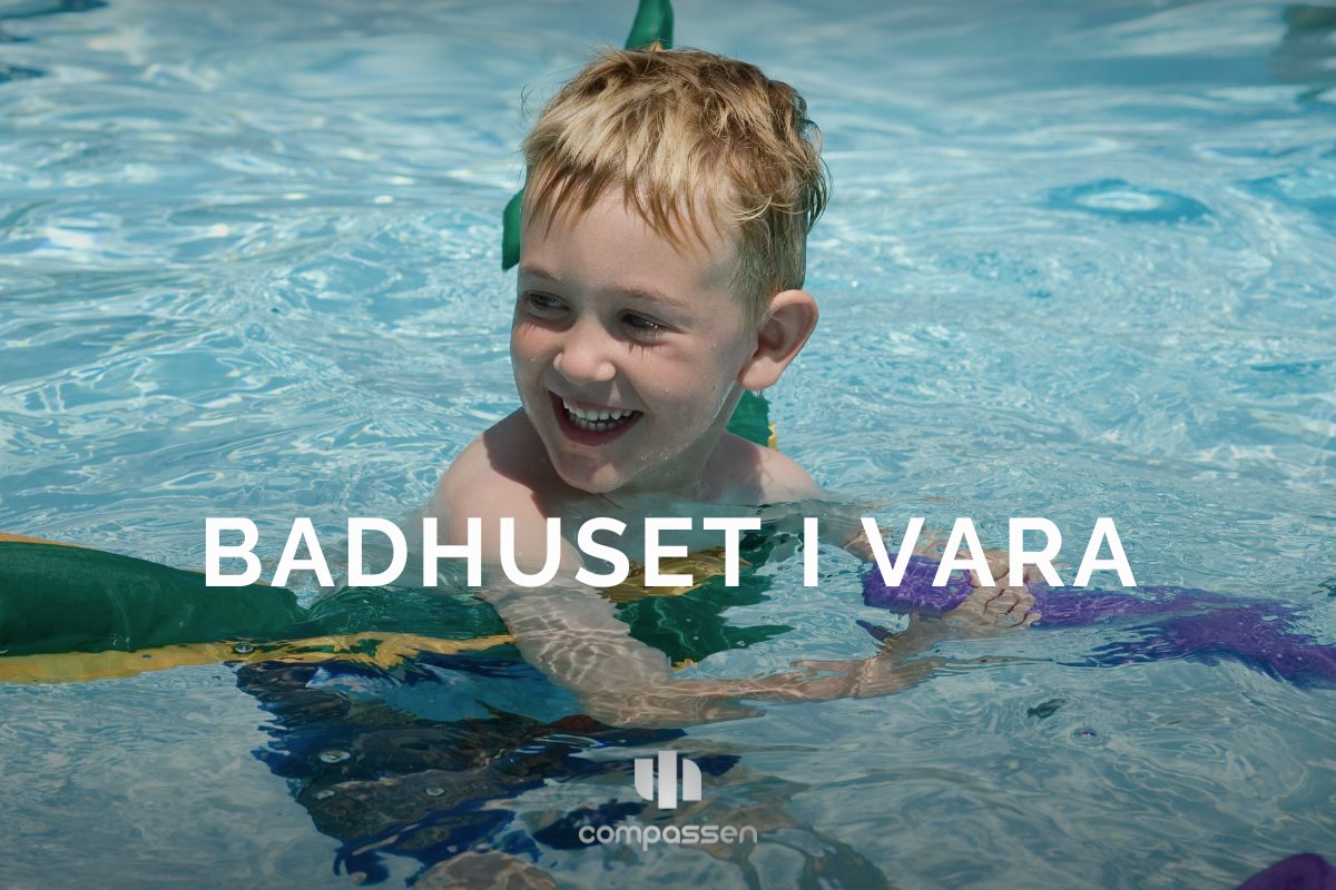 Badglädje för hela familjen på Badhuset i Vara Ett glatt barn som leker och simmar i poolen på Badhuset i Vara.