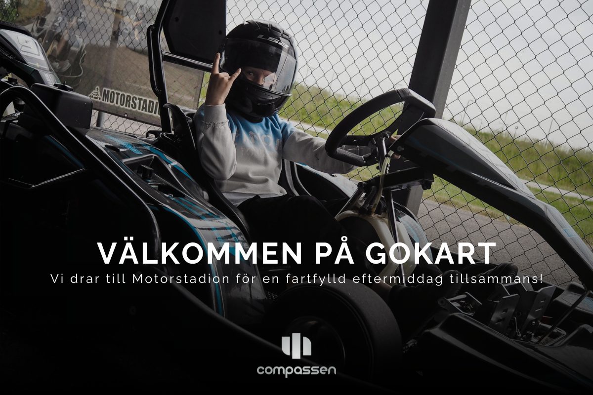 Person sitter i en gokart på Motorstadion med hjälm på, redo att köra på banan.