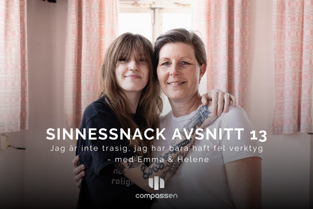 Emma och Helen Sveder står tillsammans och håller om varandra framför ett fönster.
