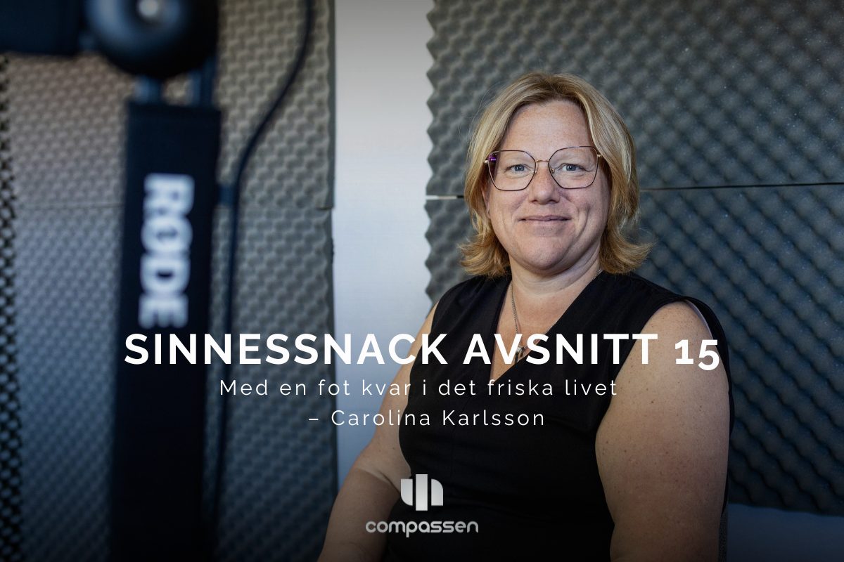 Carolina Karlsson sitter i en poddstudio och ler mot kameran under en intervju om sin återhämtning från psykisk ohälsa.