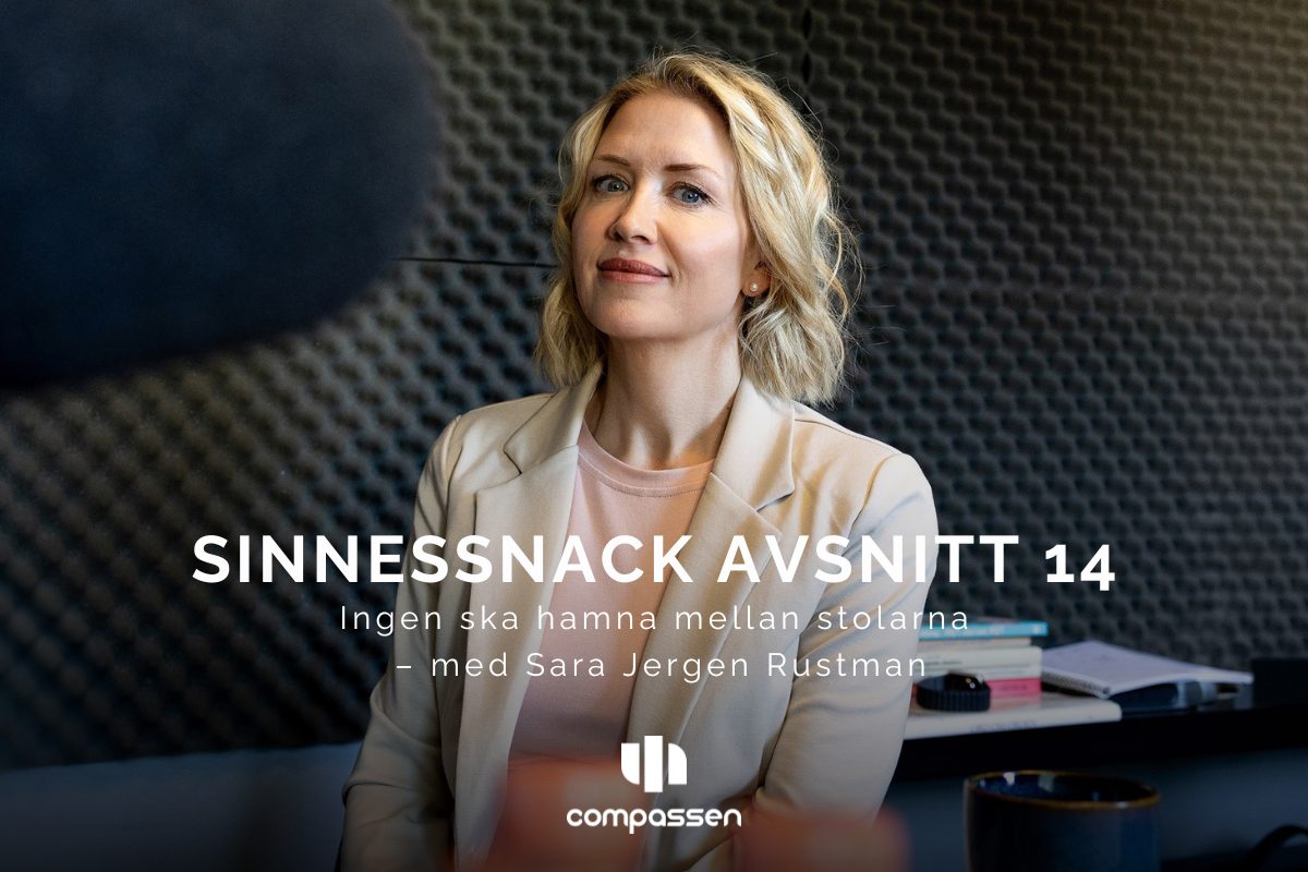 Porträtt av Sara Jergen i en poddstudio. Hon sitter framför en mikrofon och medverkar i Sinnessnack avsnitt 14 med temat "Ingen ska hamna mellan stolarna".