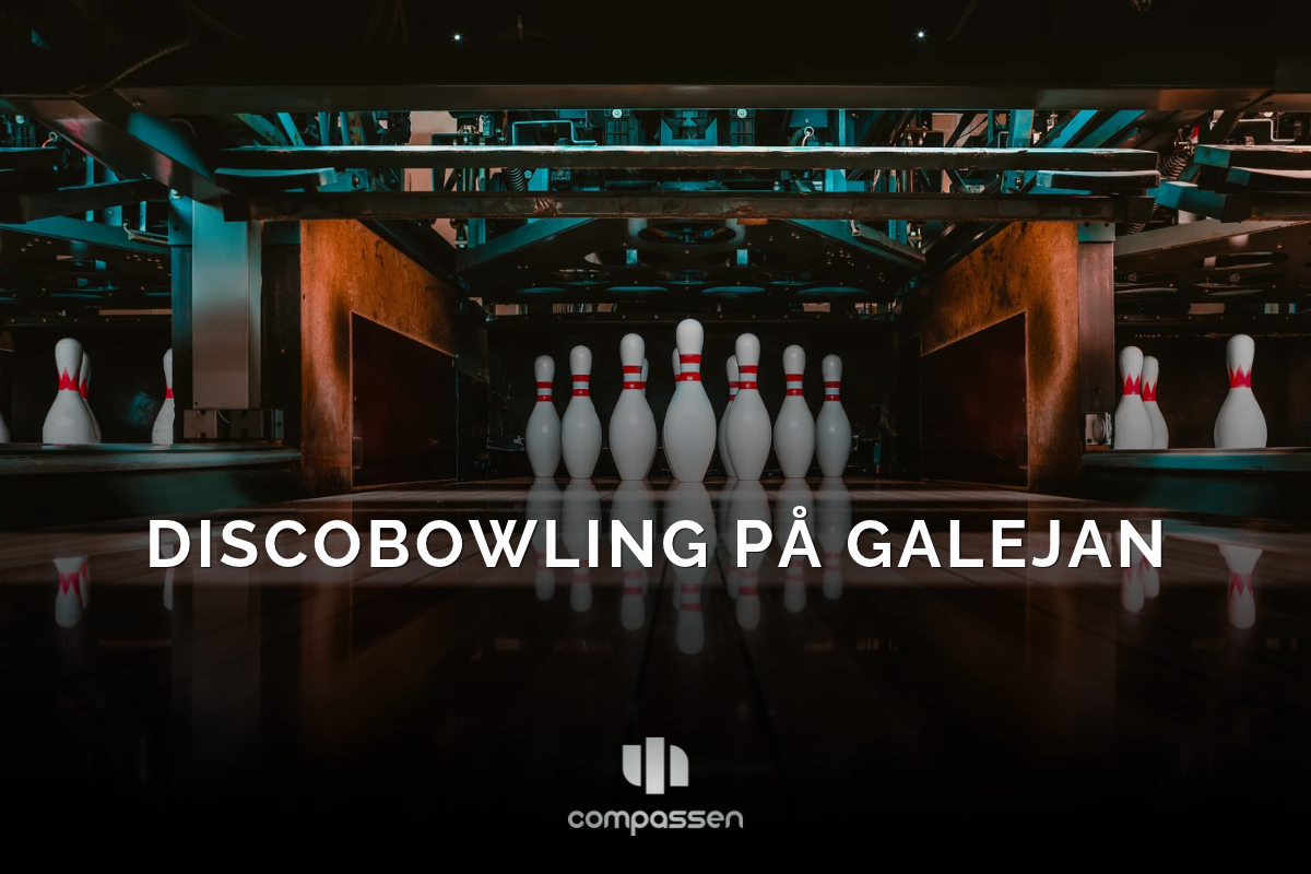 Bowlingkäglor på en mörk bowlingbana med texten ”Discobowling på Galejan”.